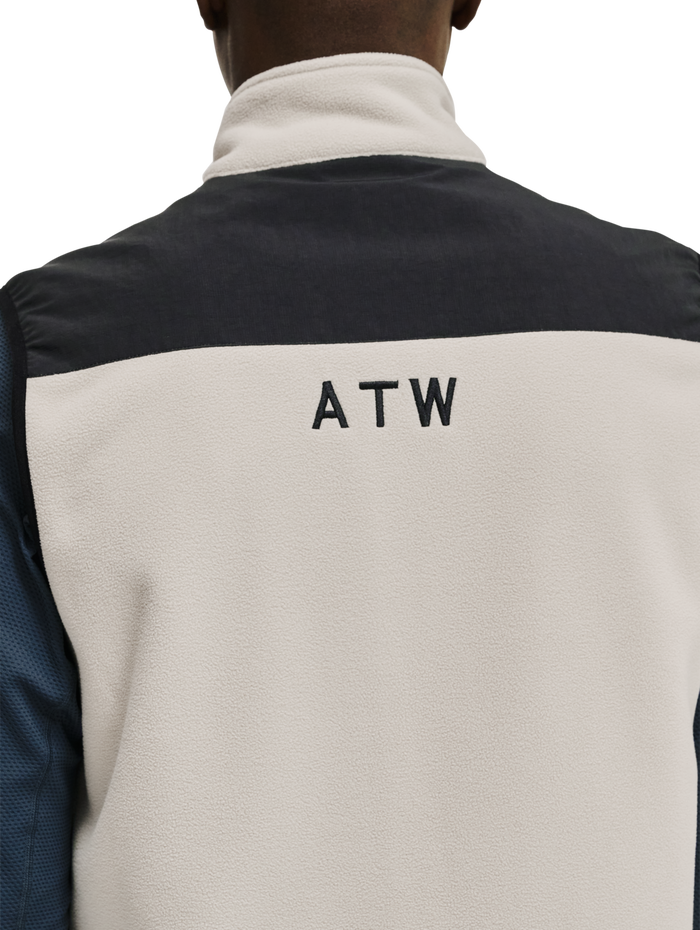 HALO BLOCKED FLEECE VEST, SILVER LINING, model