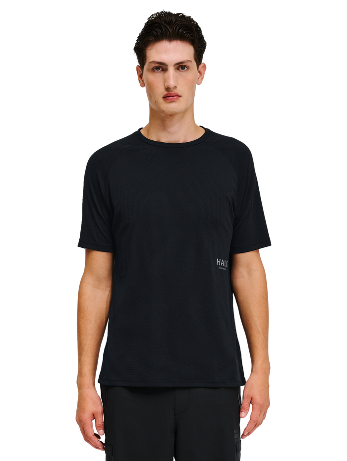 HALO SORONA T-SHIRT, BLACK, model