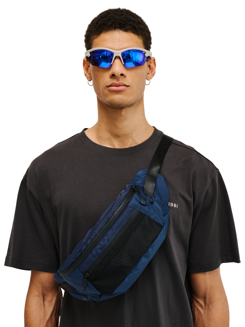 HALO CROSSBODY BAG, DEEP WELL, model