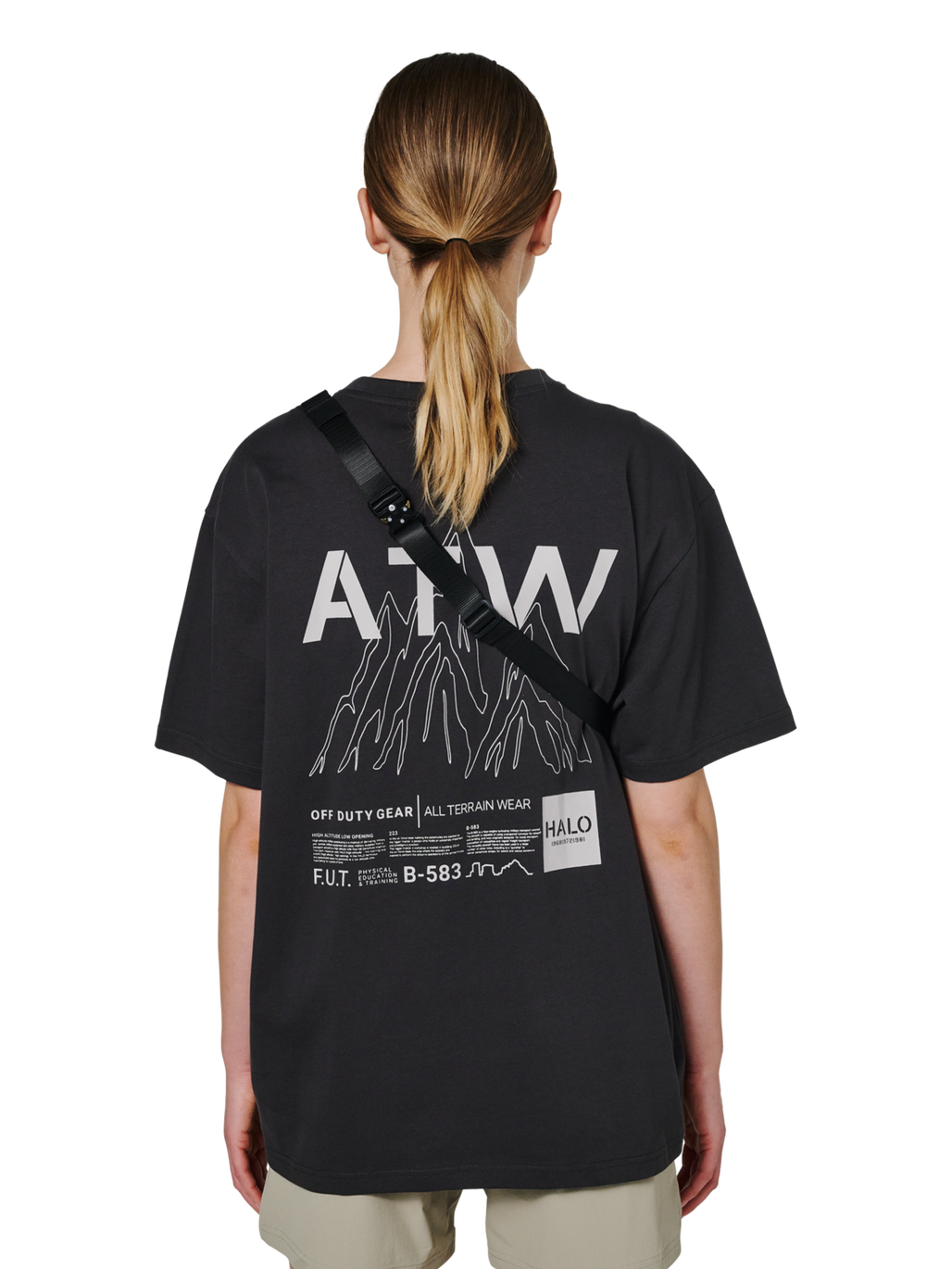 HALO CROSSBODY BAG, DEEP WELL, model