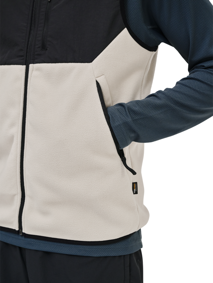 HALO BLOCKED FLEECE VEST, SILVER LINING, model