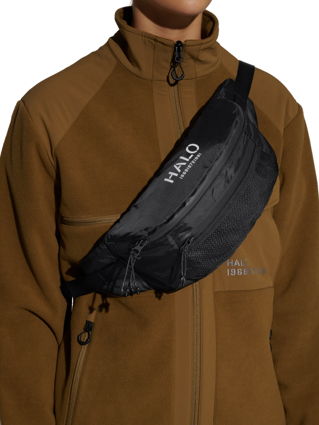 HALO CROSSBODY BAG, BLACK, model