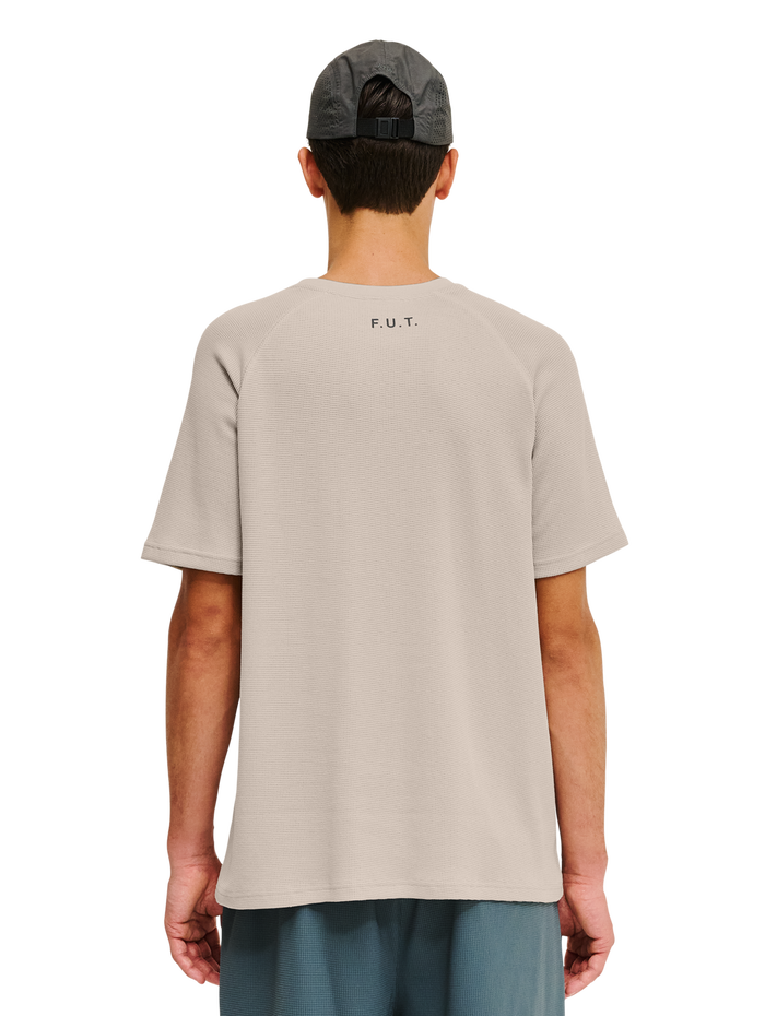 HALO SKYHOOK T-SHIRT, SILVER LINING, model