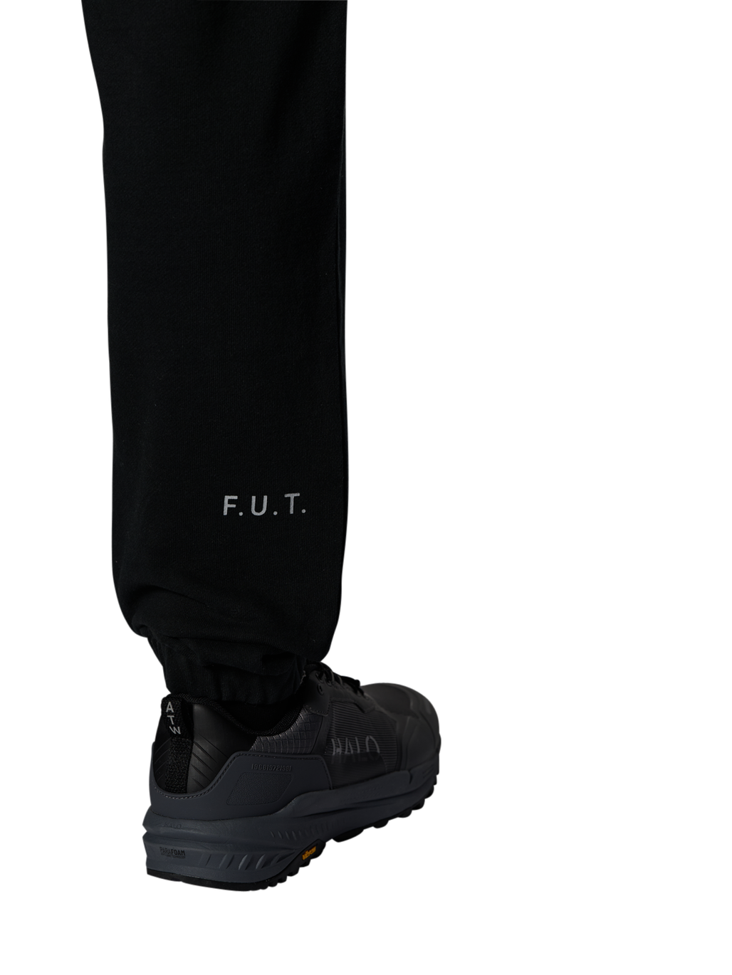 HALO ESSENTIAL SWEATPANTS, BLACK, model