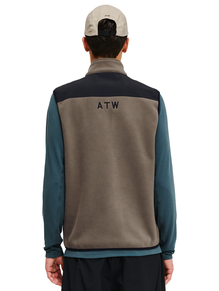 HALO BLOCKED FLEECE VEST, CHOCOLATE CHIP, model