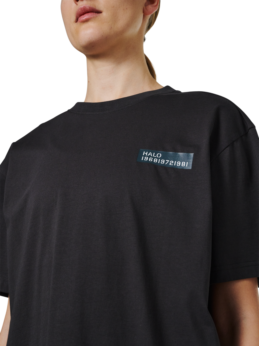 HALO GRAPHIC T-SHIRT, RAVEN, model