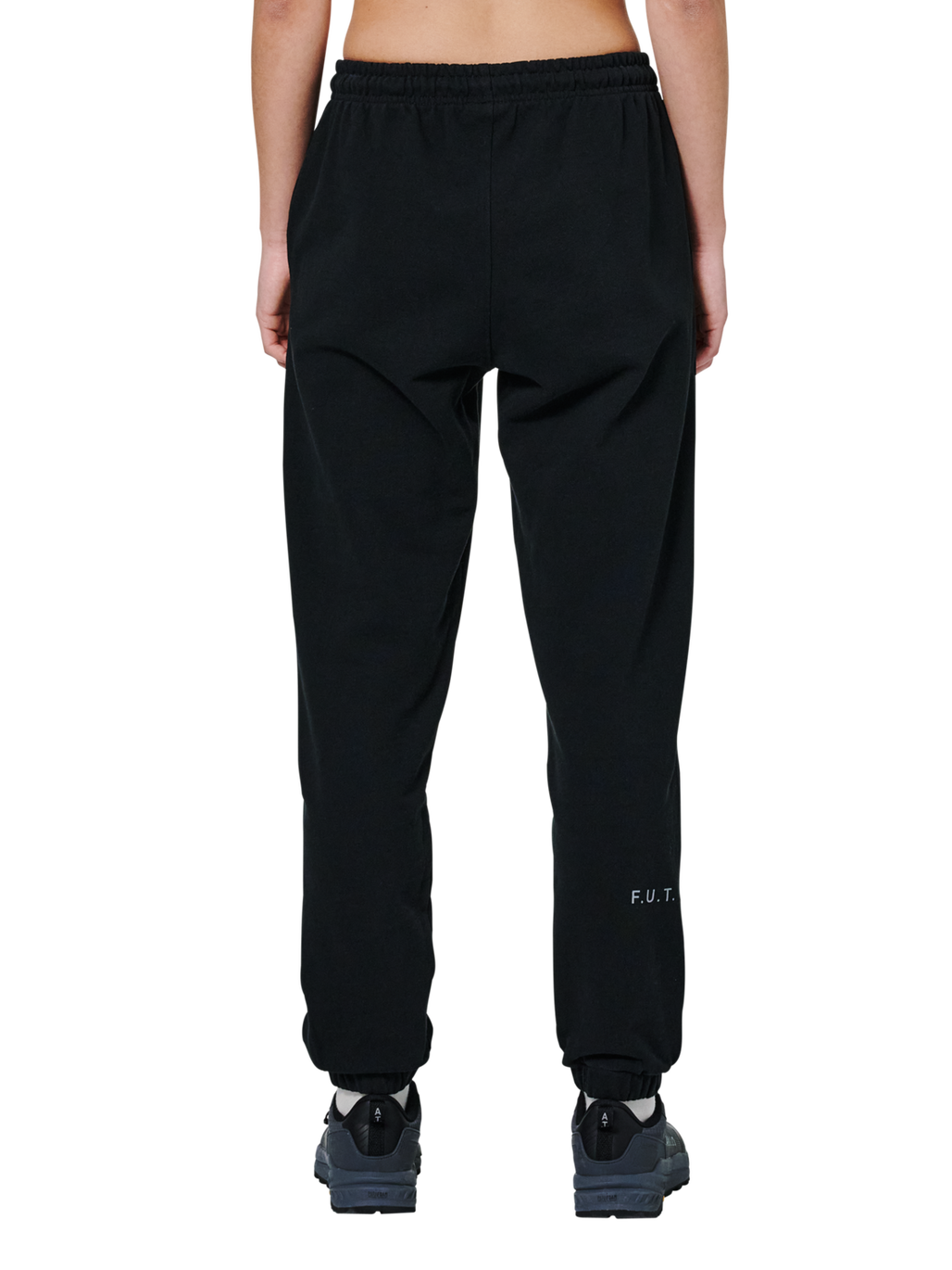 HALO ESSENTIAL SWEATPANTS, BLACK, model