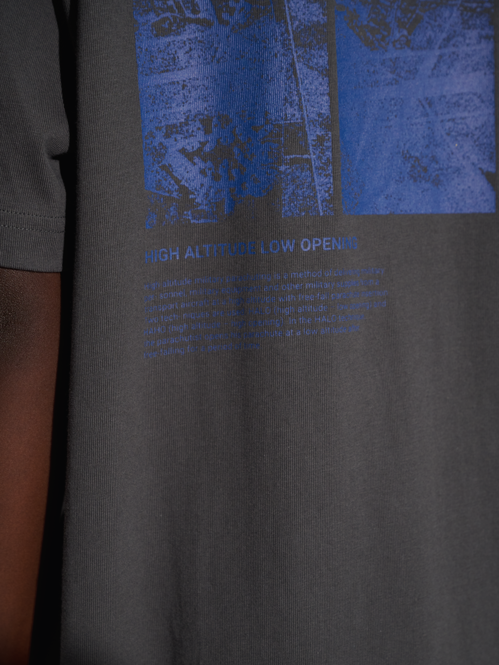 HALO MAP T-SHIRT, RAVEN, model