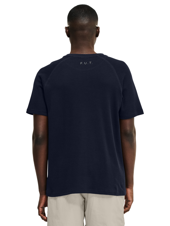 HALO SKYHOOK T-SHIRT, DEEP WELL, model