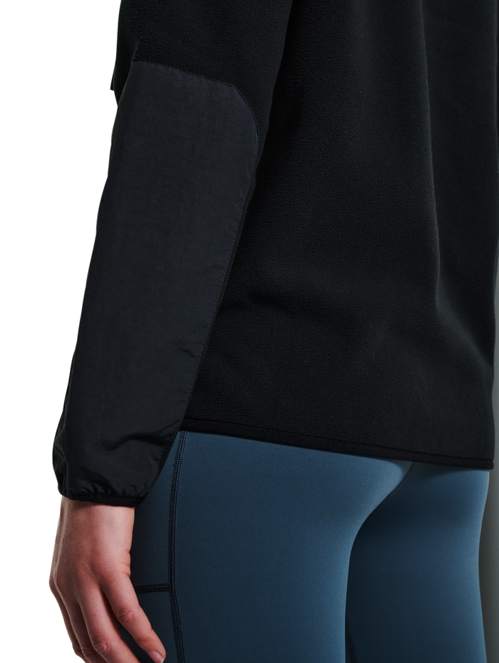 HALO BLOCKED ZIP FLEECE, BLACK, model