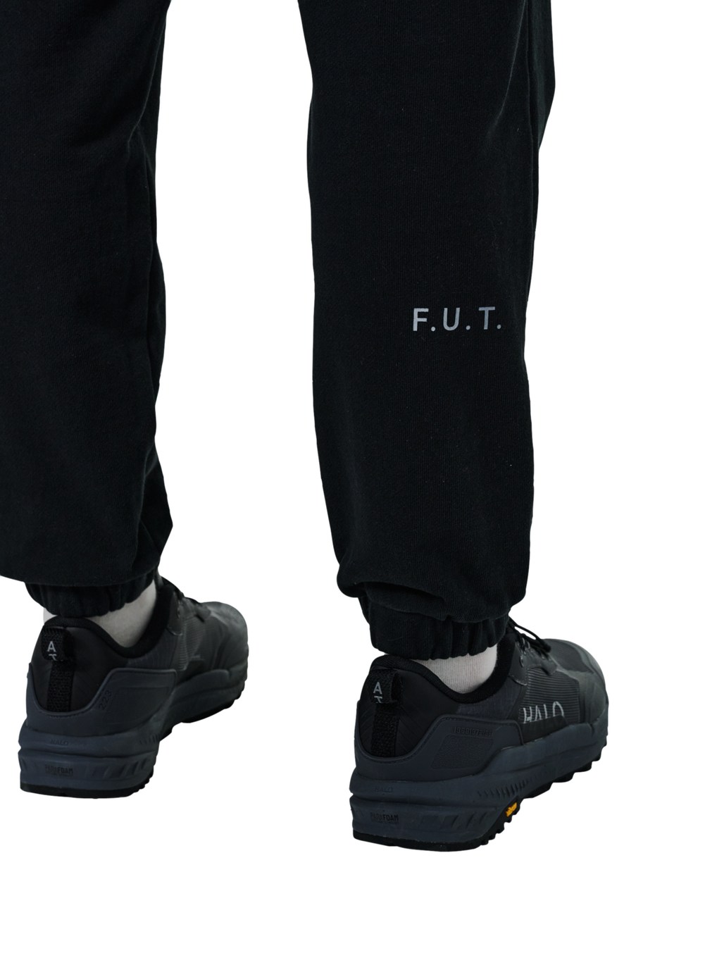 HALO ESSENTIAL SWEATPANTS, BLACK, model