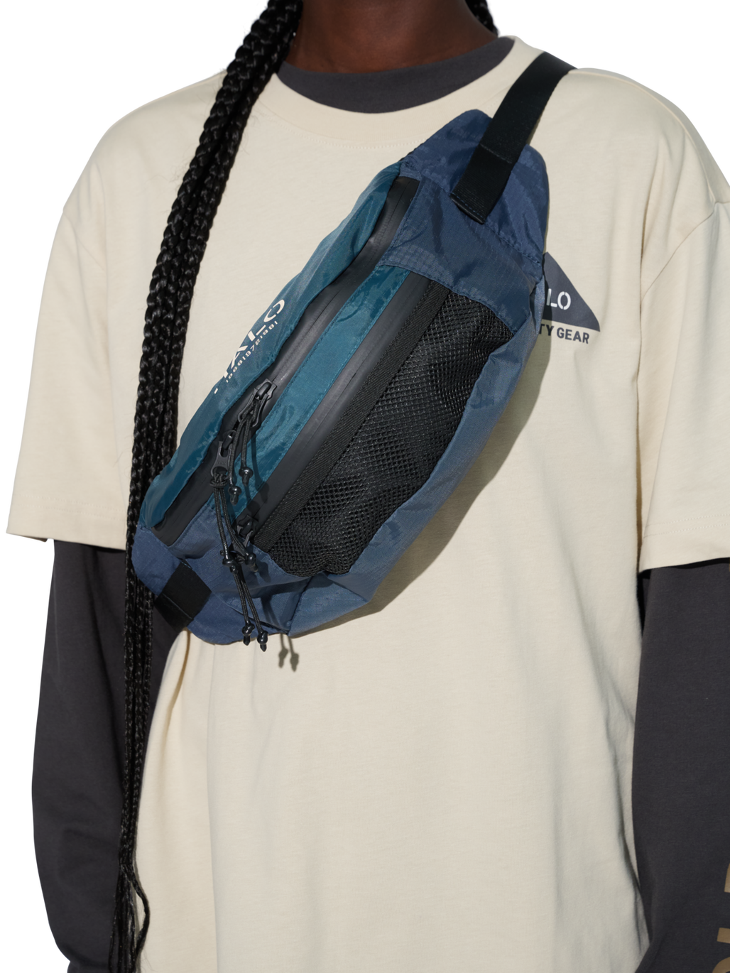 HALO CROSSBODY BAG, BLUE NIGHTS, model