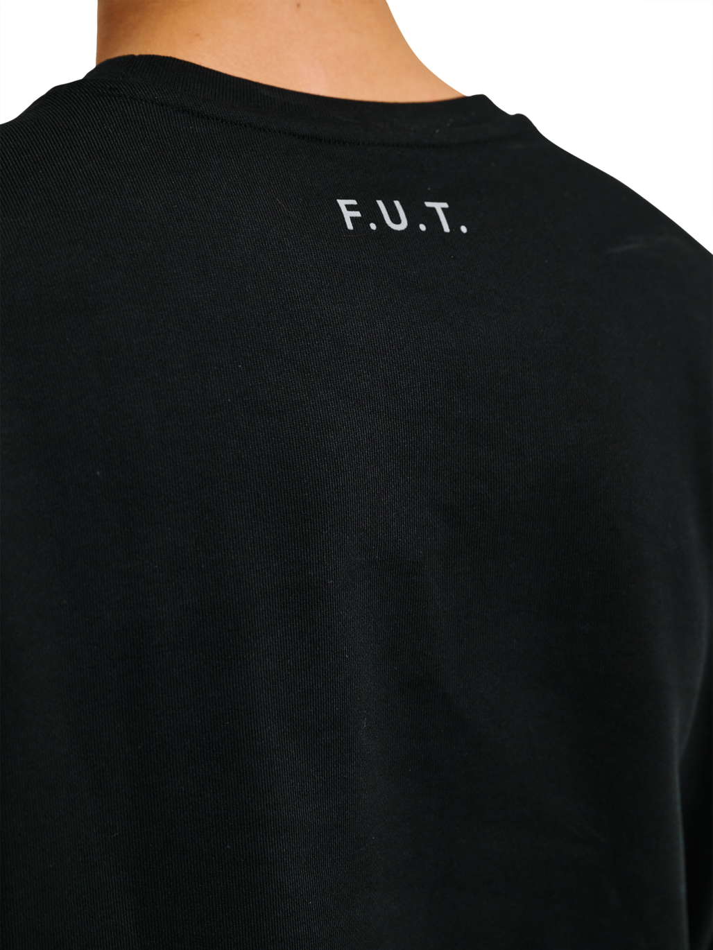 HALO ESSENTIAL CREW, BLACK, model